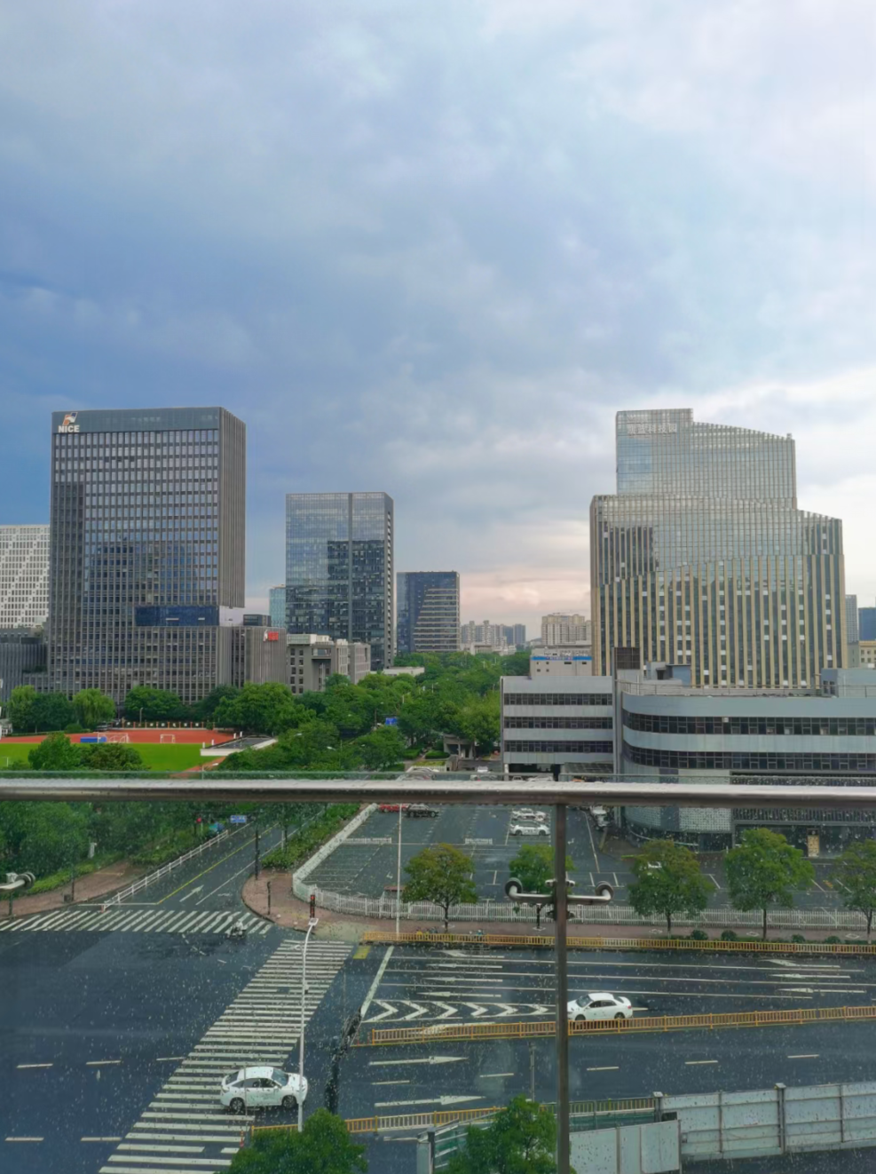 雨后的露台一角